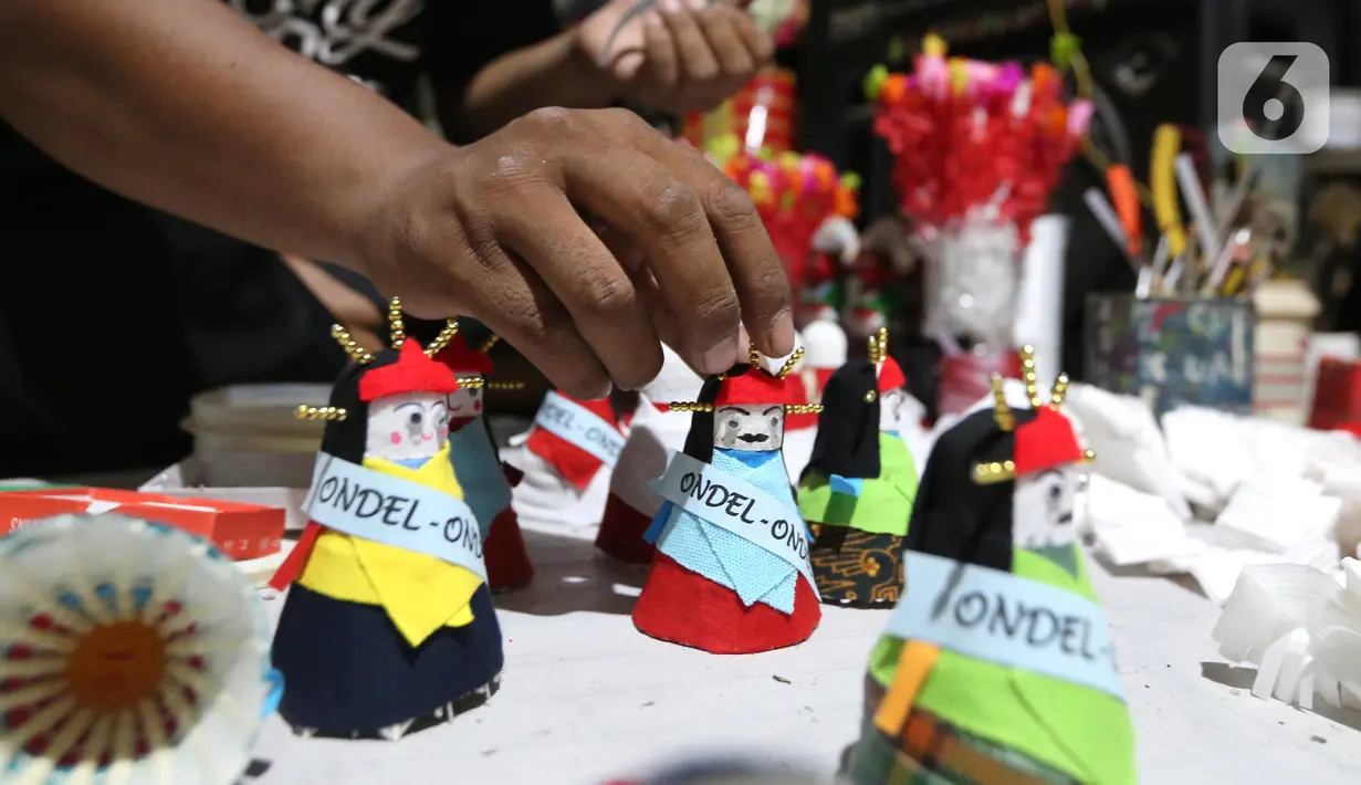 Pekerja membuat ondel-ondel dari shuttlecock atau kok bekas di perkampungan Budaya Betawi, Srengseng Sawah, Jakarta, Sabtu (8/8/2020). Pembuatan ondel-ondel dari shuttlecock bekas mampu memproduksi hingga 100 buah per harinya. (Liputan6.com/Fery Pradolo)