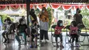 Orangtua mendampingi anaknya mengikuti vaksin Difteri Tetanus (DT) di RPTRA Citra Permata, Jakarta, Selasa (28/9/2021). Kegiatan rutin tahunan tersebut dalam rangka program Bulan Imunisasi Anak Sekolah (BIAS). (merdeka.com/Iqbal S Nugroho)