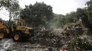 Sejumlah alat berat diturunkan saat penggusuran di kawasan Rawasari Selatan, Jakarta, Kamis (23/7/2015). Tampak upaya petugas saat melakukan pengusuran di  Rawasari Selatan. (Liputan6.com/Faizal Fanani)