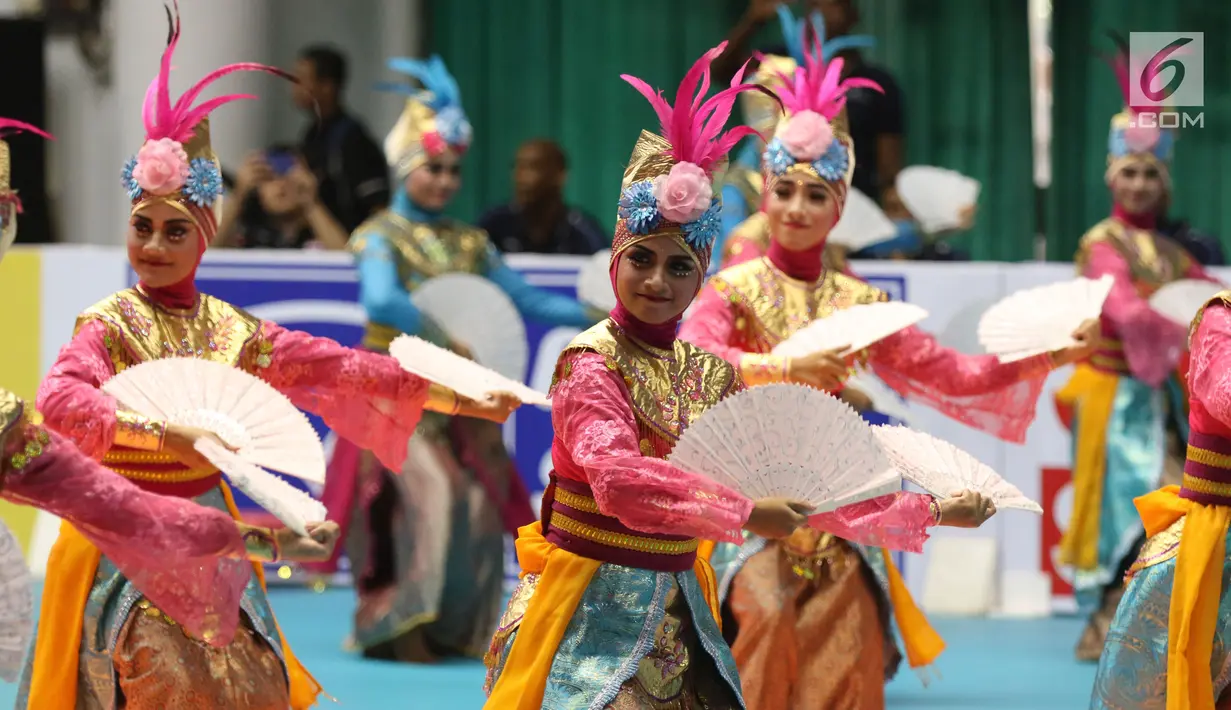 Tarian khas daerah mengawali pembukaan Kejuaraan Voli Putra Asia 2017 ke-16 di GOR Tri Dharma, Gresik, Senin (24/7). Ajang ini diikuti 16 negara dan terbagi dalam empat grup. (Liputan6.com/Helmi Fithriansyah)