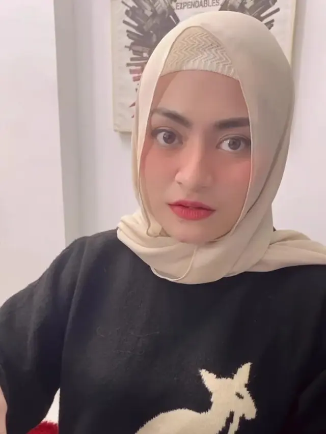 Potret Nathalie Holscher Pakai Hijab. (Sumber: Instagram/ferdinan_sule)