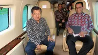 Wakil Presiden Jusuf Kalla (JK) berbincang dengan Gubernur DKI Jakarta Anies Baswedan saat meninjau sejumlah titik kemacetan menggunakan Helikopter Super Puma dari lapangan helipad, Monas, Jakarta, Senin (28/1). (Liputan6.com/HO/TIM MEDIA WAPRES)