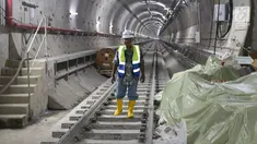 Menteri Koordinator Bidang Perekonomian Darmin Nasution memantau pembangunan proyek MRT Jakarta fase I di Senayan, Jakarta, Senin (11/6). Usai berkunjung ke stasiun bawah tanah MRT, Darmin mengungkapkan kekagumannya. (Liputan6.com/Angga Yuniar)