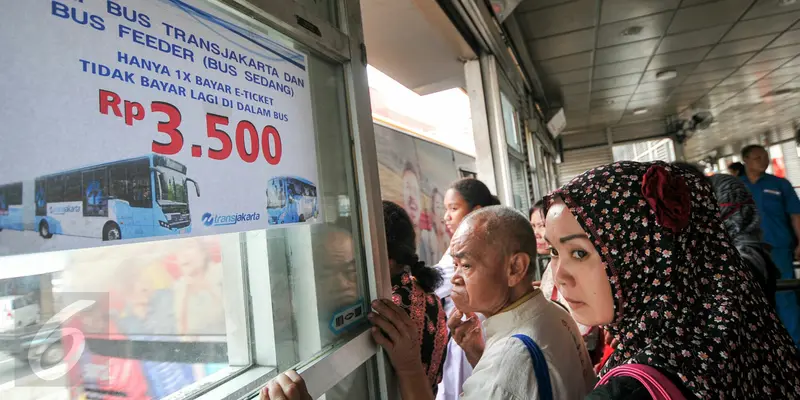 20160104-Tarif BKTB Transjakarta Turun Harga-Jakarta-Yoppy Renato