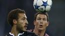 Pemain Gladbach, Fabian Johnson duel udara dengan pemain Juventus, Stephan Lichtsteiner pada laga Liga Champions di Stadion Borussia Park, Jerman, Selasa (3/11/2015). (Reuters/Wolfgang Rattay)