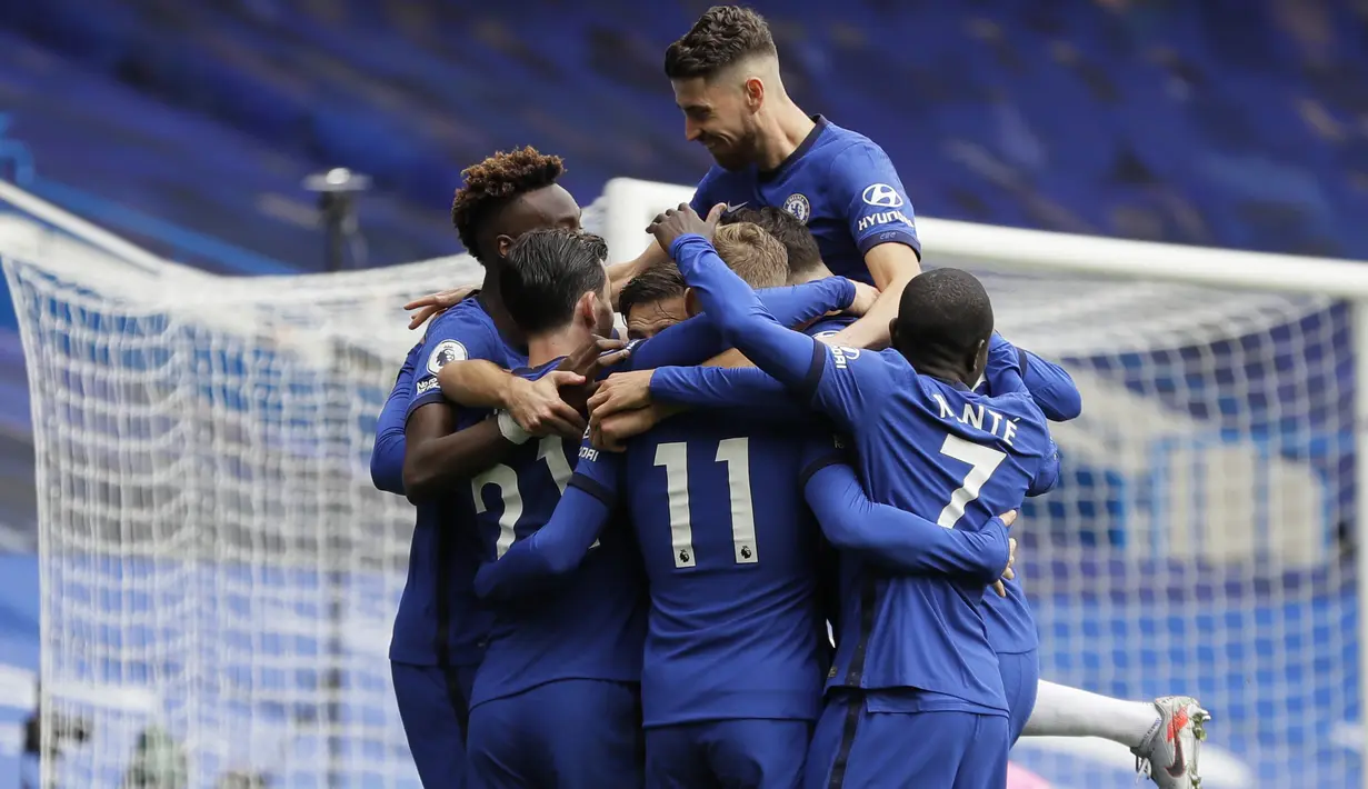 Pemain Chelsea merayakan gol yang dicetak  Ben Chilwell ke gawang Crystal Palace pada laga lanjutan Liga Inggris di Stamford Bridge, Sabtu (3/20/2020) malam WIB. Chelsea menang 4-0 atas Crystal Palace. (AFP/ Kirsty Wigglesworth/pool)
