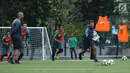 Pelatih Luis Milla (kanan) memimpin latihan Timnas Indonesia U-23 di Lapangan ABC Senayan, Jakarta, Selasa (20/2). Jelang berlaga di Asian Games 2018, pemain Timnas Indonesia U-23 kembali melakukan pemusatan latihan. (Liputan6.com/Helmi Fithriansyah)