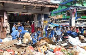 Petugas gabungan Pemkot Jakarta Barat menggelar kerja bakti di sepanjang Jalan KH Moh. Mansyur, Jembatan Lima, Tambora. (Antara)