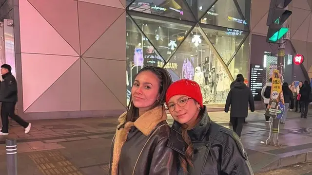 Liburan ke Korea Selatan, Wulan Guritno dan Shaloom Razade Tampil Kompak dengan Jaket Kulit yang Stylish