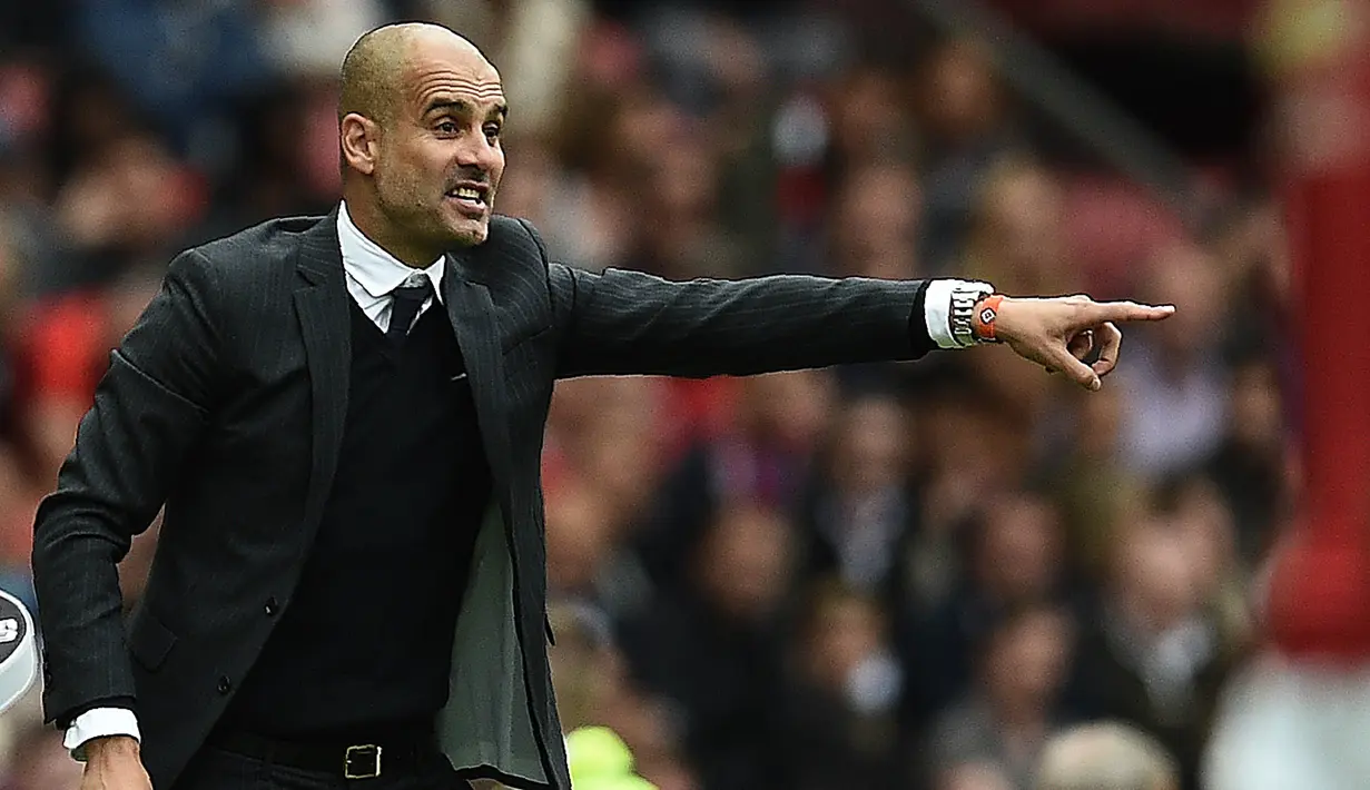 Pelatih Manchester City,  Pep Guardiola saat memberikan instruksi kepada anak asuhnya saat melawan Manchester United pada laga Premier League di Old Trafford, Manchester,  (10/9/2016). (AFP/Oli Scarff)