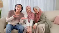 Momen Temu Kangen Cut Meyriska dan Dewi Sandra. (Sumber: Instagram.com/cutratumeyriska)