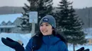 Cantiknya Febby Rastanty main salju mengenakan puffer jacket berwarna biru navy. Ia padukan penampilannya dengan celana panjang hitam dan beanie abu-abu. [Foto: Instagram/febbrastanty]