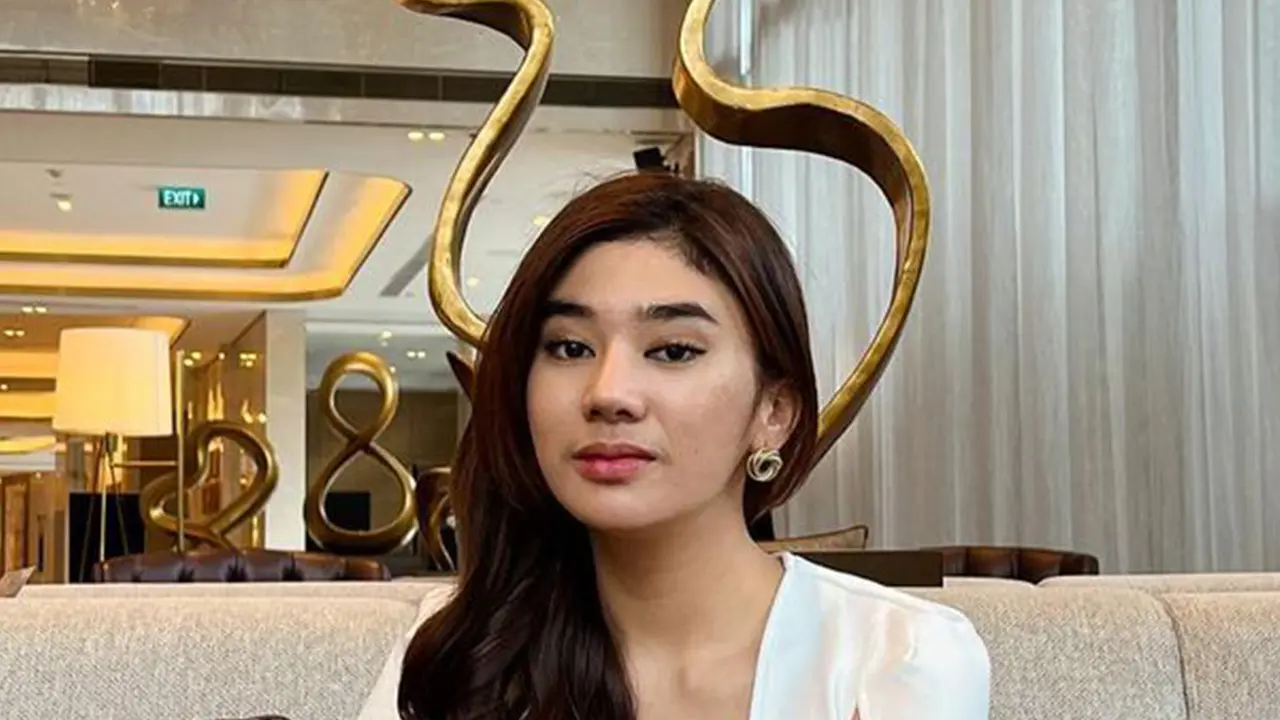 Gaya Seleb TikTok Clara Shinta Pakai Blazer, Bisa Jadi Inspirasi Outift Ngantor