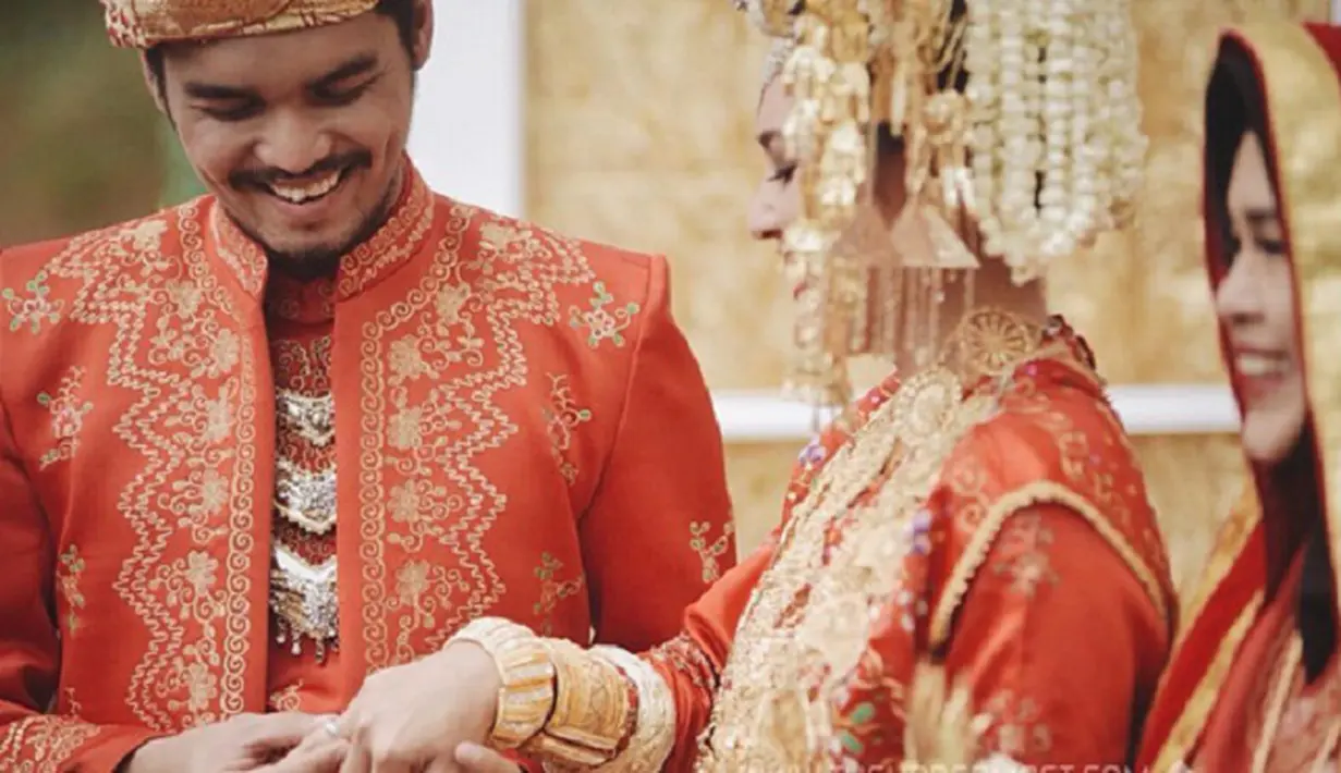 Dalam pernikahan ini Mario dan Anindita mengenakan busana adat Minangkabau. (Via Instagram/@anandita_dita)