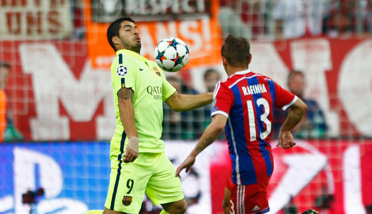 Penyerang Barcelona, Luis Suarez (kiri) mengontrol bola dari kejaran bek Bayern Muenchen Rafinha saat leg kedua semifinal Liga Champions di Allianz Arena, Jerman, Rabu (13/5/2015). Bayern Muenchen menang 3-2 atas Barcelona. (Reuters/Michaela Rehle)