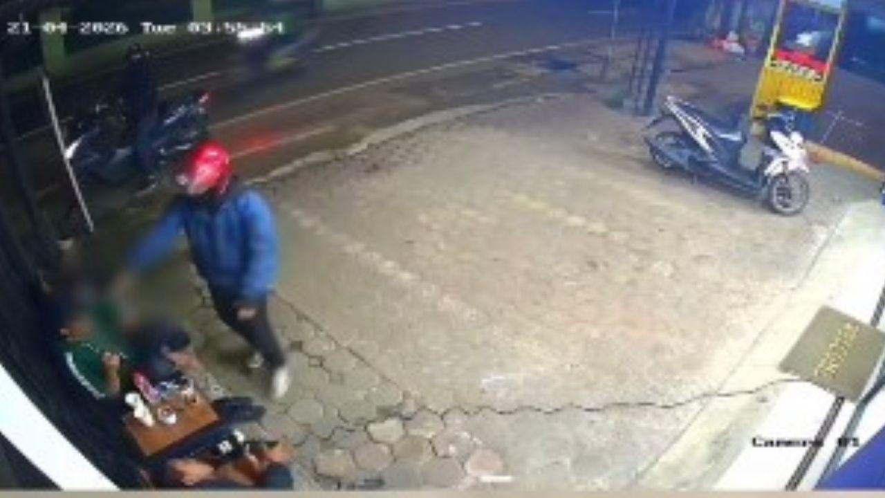Detik-Detik Begal Bersenpi di Bandung Tembak Kepala Korban, Aksinya Terekam CCTV