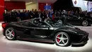 Mobil Ferrari LaFerrari Aperta berwarna hitam saat ditampilkan di Paris Auto Show di Paris, Prancis (29/9). (REUTERS/Benoit Tessier)