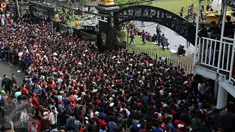 Ribuan calon penonton mengantre tiket Final Piala AFF di Markas Garnisun Tetap 1, Gambir, Jakarta, Selasa (13/12). Final Piala AFF akan dihelat di Stadion Pakansari, Cibinong, Bogor pada Rabu, 14 Desember 2016 mendatang. (Liputan6.com/Johan Tallo)