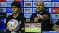 Pelatih PSM Makassar, Bernardo Tavares, menunjukkan bukti kesalahan wasit dalam mengambil keputusan seusai pertandingan melawan Persija Jakarta di Stadion Sultan Agung (SSA), Bantul, Minggu (29/9/2024). (Bola.com/Radifa Arsa)