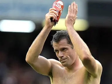 Bek senior Liverpool Jamie Carragher memberi sambutan ke fans seusai partai Liga Premier kontra Blackpool di Anfield pada 3 Oktober 2010. AFP PHOTO/ANDREW YATES