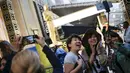 Wisatawan dari Jepang berselfie dengan latar belakang patung Oscar 2016 di luar Teater Dolby, Hollywood, California, Sabtu (27/2). Acara penghargaan Academy Awards ke-88 ini akan berlangsung pada Minggu (28/2) waktu setempat. (REUTERS/Adrees Latif)