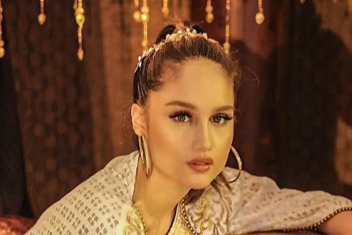 Wajah Glowing ala Cinta Laura, Bikin Wajah Terlihat Fresh Natural