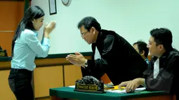 Intan Lestari bersalaman dengan penasehat hukumnya saat menghadiri sidang lanjutan di PN Jakarta Barat, Selasa (7/4/2015). Dalam kesaksiannya Intan mengaku trauma dengan penganiayaan yang dilakukan mantan pacarnya. (Liputan6.com/Faisal R Syam) 