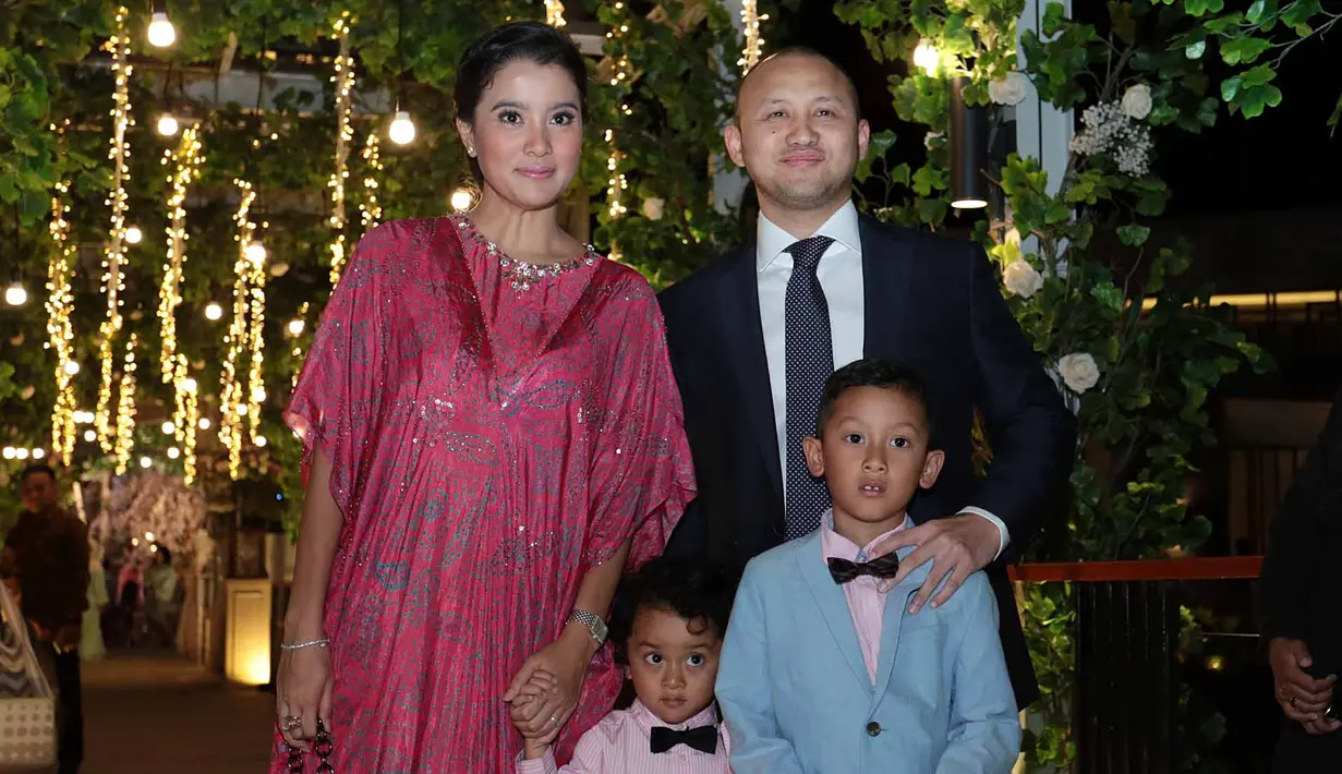 Tidak hanya dihadiri sahabat dari kalangan selebriti, resepsi pernikahan Bella juga dihadiri oleh mantannya. Ananda Mikola yang pernah menjalin kisah asmara dengan Bella hadir bersama anak dan istrinya, Marcella Zalianty. (Deki Prayoga/Bintang.com)