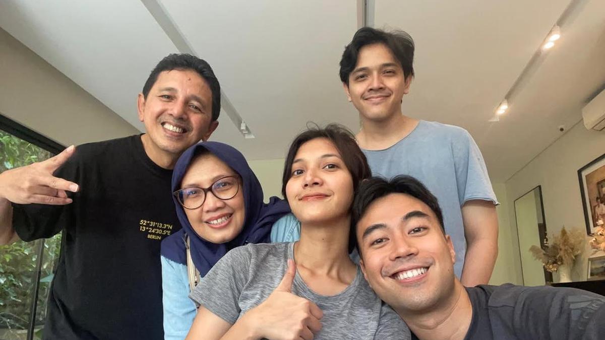5 Potret Kenangan Kedekatan Vidi Aldiano dan Mertua, Selalu Support