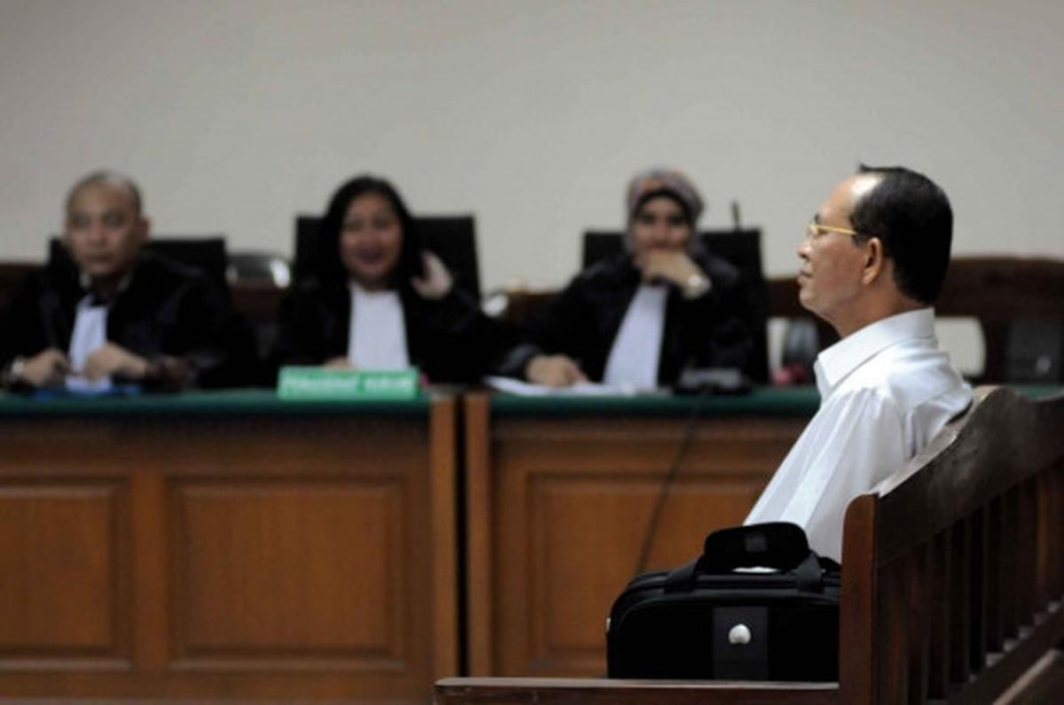 Berkemeja putih, terdakwa SDA jalani sidang putusan sela