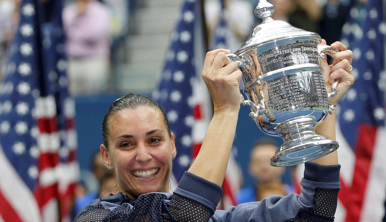 Flavia Penneta berpose dengan trofi juara Grand Slam AS Terbuka 2015. Minggu (13/9/2015) dini hari WIB. (Reuters/Mike Segar)