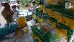 Aktivitas pendistribusian beras untuk stabilisasi pasokan dan harga pangan (SPHP) saat kegiatan Operasi Pasar Bulog Siaga di kawasan Mulyaharja, Bogor, Senin (4/3/2024). (merdeka.com/Arie Basuki)