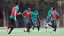 Pemain Timnas Indonesia U-22, Marinus Manewar (kedua kiri) berebut bola dengan Yabes Rony saat latihan di lapangan SPH Karawaci, Banten, Senin (7/8). Latihan ini persiapan laga di SEA Games 2017 Kuala Lumpur. (Liputan6.com/Helmi Fithriansyah)