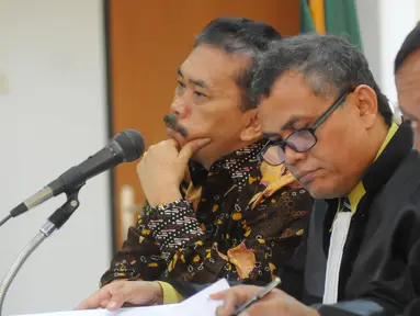 Terdakwa Bupati nonaktif Tapanuli Tengah Raja Bonaran Situmeang (kiri) menyimak penjelasan saksi saat mengikuti sidang di Pengadilan Tipikor, Jakarta, Senin (30/3/2015). (Liputan6.com/Herman Zakharia)