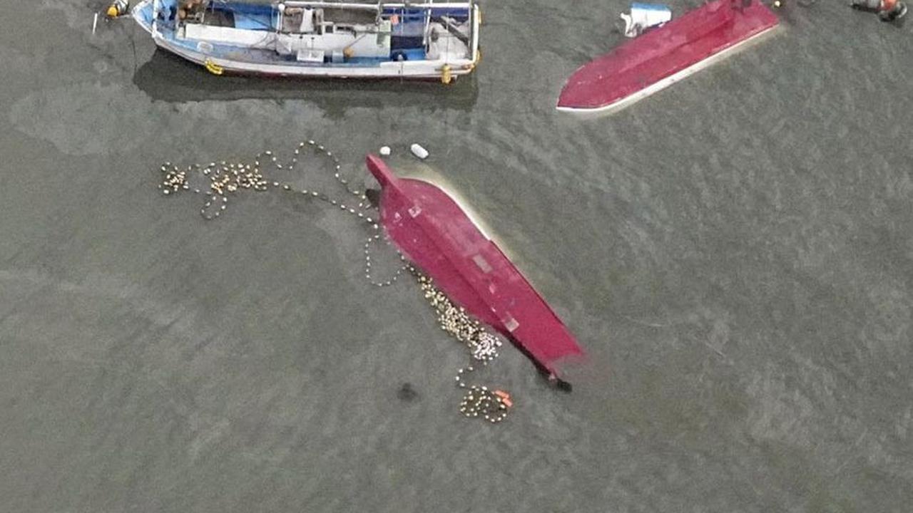 Sedangkan beberapa perahu tampak terbalik setelah terdampak guncangan gempa.&nbsp;