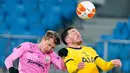 Gelandang Tottenham Hotspur, Pierre-Emile Hojbjerg, berebut bola dengan penyerang LASK, Johannes Eggestein, pada laga lanjutan Liga Europa di Linzer Stadium, Jumat (4/12/2020) dini hari WIB. Tottenham bermain imbang 3-3 lawan LASK. (AFP/Georg Hochmuth/APA)