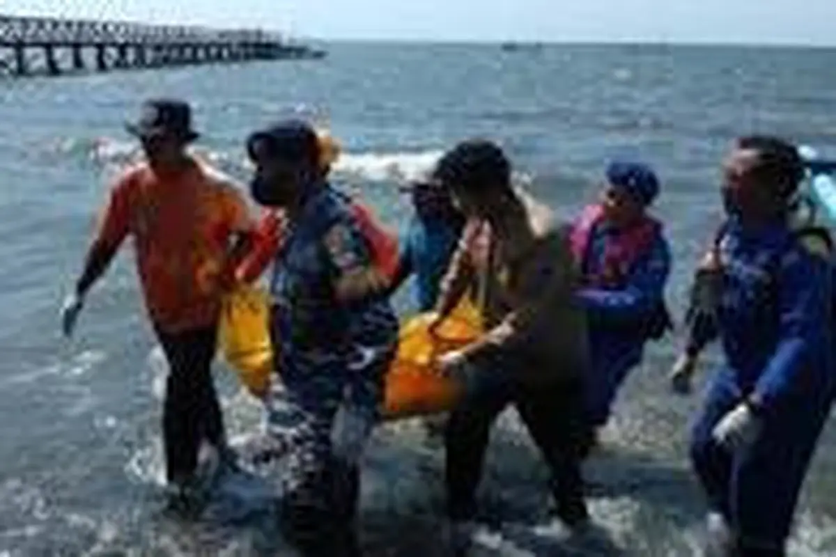Tim Satpolairud Polres Situbondo bersama BPBD setempat mengevakuasi jasad wanita yang ditemukan mengapung di perairan Karang Teko (Istimewa)