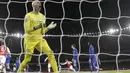 Ekspresi kiper Chelsea, Willy Caballero usai gawangnya kebobolan saat melawan Arsenal pada laga semifinal Piala Liga Inggirs di Emirates stadium, London, (24/1/2018). Arsenal menang 2-1. (AP/Matt Dunham)