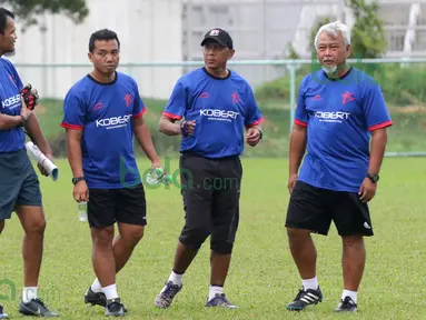 Pelatih Rahmad Darmawan saat berkoordinasi dengan ketiga asistennya (Kurnia Sandy, Rasiman, dan Satia Bagdja) saat latihan T-Team di Lapangan Gong Badak, Kuala Terengganu, Malaysia, Selasa (26/01/2016). (Bola.com/Nicklas Hanoatubun)