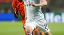 Pemain Skotlandia Stuart Armstrong (kanan) menjauhkan bola dari pemain Belanda Denzel Dumfries pada pertandingan persahabatan di Stadion Algarve, luar Faro, Portugal, Rabu (2/6/2021). Pertandingan berakhir imbang 2-2. (AP Photo/Miguel Morenatti)