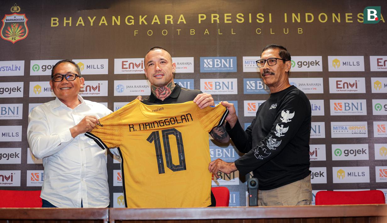 <p>Pemain Belgia berdarah Indonesia, Radja Nainggolan (tengah) dikenalkan sebagai rekrutan baru Bhayangkara FC untuk putaran kedua BRI Liga 1 2023/2024 oleh Chief Opertaing Officer (COO) Bhayangkara FC, Sumardji (kiri), dan Direktur Utama Bhayangkara FC, Agus Rumekso Carel yang berlangsung di Ruang Konferensi Pers Stadion Utama Gelora Bung Karno (SUGBK), Senayan, Jakarta, Senin (04/12/2023). (Bola.com/Bagaskara Lauardi)</p>