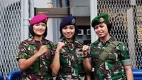  Tiga prajurit wanita TNI berpose di depan gerbang masuk Stadion GBK Jakarta, Minggu (24/1/2016). TNI mengerahkan prajurit wanita untuk memberi rasa aman dan nyaman bagi para  suporter perempuan. (Liputan6.com/Helmi Fithriansyah)