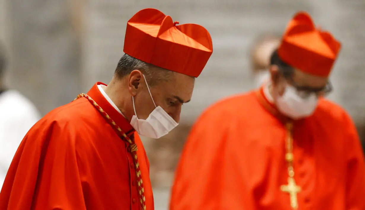 Kardinal baru Italia, Mauro Gambetti udai dia diangkat oleh Paus Fransiskus dalam upacara konsistori di mana 13 uskup diangkat ke pangkat kardinal di Basilika Santo Petrus, Vatikan, Sabtu (28/11/2020). (Fabio Frustaci/POOL via AP)
