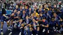 Pemain PSG merayakan trofi juara Piala Prancis usai mengalahkan Saint-Etienne pada pertandingan final di Stadion Stade de France, Sabtu (25/7/2020) dini hari WIB. PSG menang 1-0 atas Saint-Etienne. (AFP/Geoffroy Van Der Hasselt)