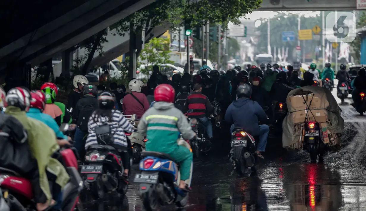 Pengendara sepeda motor memenuhi ruas jalan ketika berteduh di kolong Fly Over Cawang, Jakarta, Selasa (17/12/2019). Perilaku tersebut selain menimbulkan ketidaknyamanan pengguna jalan lainnya, juga memicu kemacetan. (Liputan6.com/Faizal Fanani)