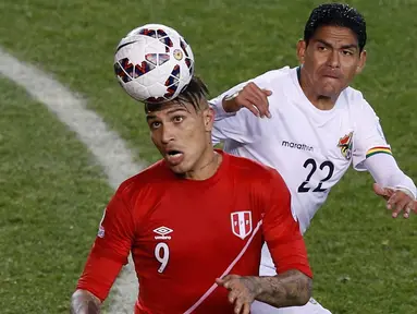 Duel panas terjadi antara Peru melawan Bolivia pada pertandingan perempat final Copa Amerika 2015 di Estadio Municipal Bicentenario German Becker, Chile, (25/6/2015). Peru melaju ke semifinal usai mengalahkan Bolivia 3-1. (REUTERS/Carlos Garcia Rawlins)