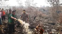 Gubernur Sumsel Herman Deru saat meninjau lokasi kebakaran lahan di Kecamatan Tulung Selapan, Ogan Komering Ilir Sumsel (Liputan6.com / Nefri Inge)