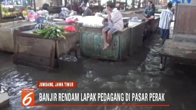 Banjir merendam Pasar Perak di Jombang, Jawa Timur, sejumlah pedagang merugi karena sepi pembeli.