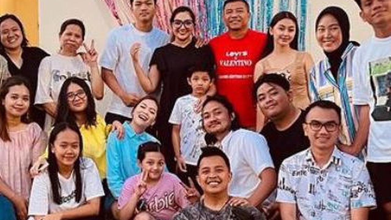 Ada yang di Rumah Saja hingga Liburan ke Luar Negeri, Ini Momen Artis Rayakan Tahun Baru 2024 Bareng Keluarga