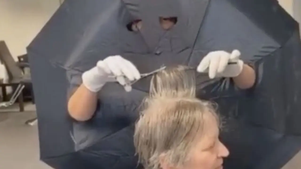 Melindungi Diri, Penata Rambut Pakai Payung yang Dilubangi